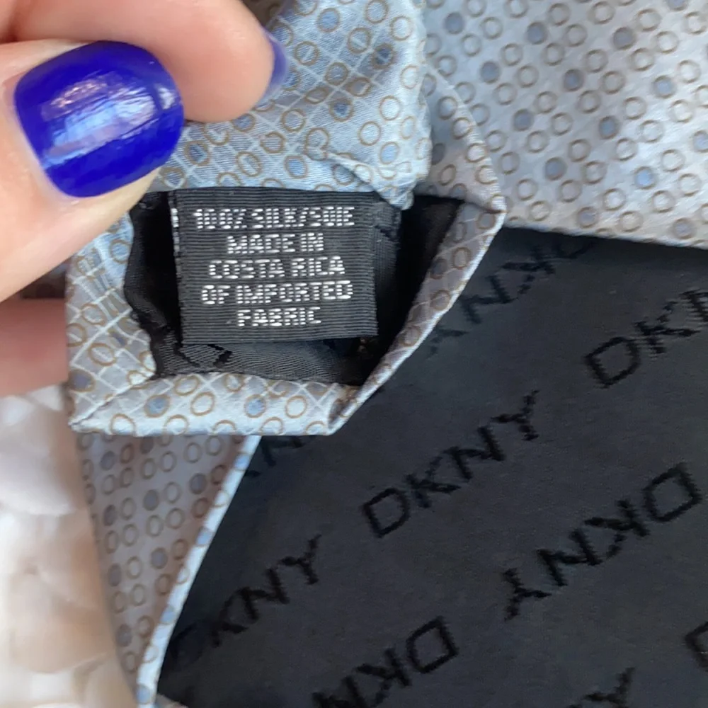 New DKNY silk tie - Picture 3 of 3
